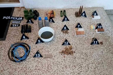 A hatóságok egyebek mellett kéz kézigránátot és nagy mennyiségű lőszert is lefoglaltak (Fotó: MUP)