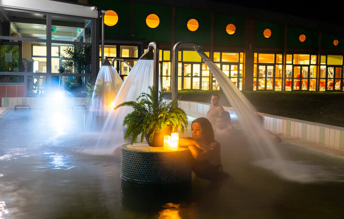 Az év minden szakaszában élvezhető a több mint 1000 méter mélyről feltörő, gyógyhatású, kellemes hőmérsékletű termálvíz