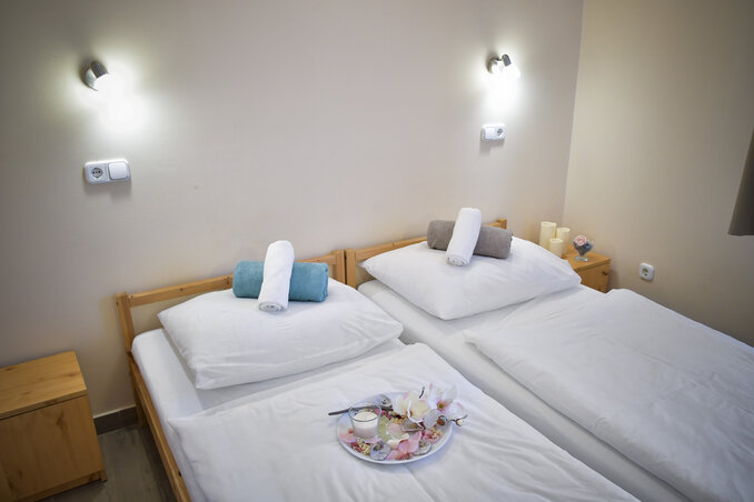 A nyári főszezonban a fürdő területén kemping is működik