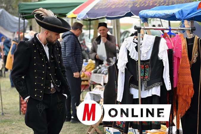 A sokszínű kirakodóvásár kínálatát a betyárok is megcsodálták (Molnár Edvárd felvétele)