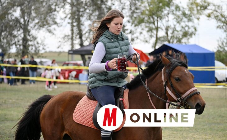 A csurig töltött pohár vivése is a játék része (Molnár Edvárd felvétele)