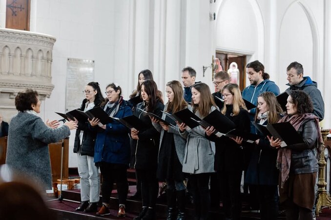 Az idén Futakon is felléptek a Hadik András-emlékmise keretében. Az ott készült fotót, akárcsak számos, 2019 és 2025 között készült fényképet a
26 éves fennállásuk alkalmából megjelentetett kiadványban láthatjuk. Ebben a füzetben a kórus vezetői megköszönnek mindent, amit megköszönni lehet, úgy dr. Harmath Károly atya segítségét, mint a Vajdasági Magyar Művelődési Szövetség támogatását. Köszönetet mondtak a közreműködőknek is: Pongó Lajos zenei producernek, Lakatos Tibornak (gitárjáték), Sóti Klárának (fuvola) és Tóth Ágnesnek (zongorajáték)