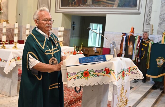 A helyi méhészegyesület lovagi címmel tüntette ki Laskai Benjamint  (Varga Zoltán felvétele)