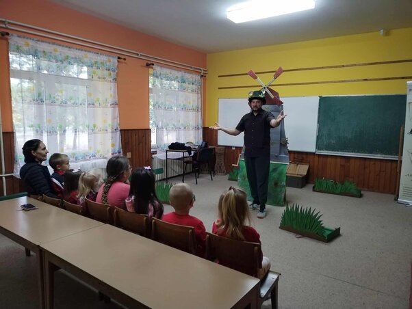 A pecesori gyermekek is megtekinthették Rókus Zoltán színművész Fekete mese című bábelőadását (Fotó: Bóbita Óbecsei Nagycsaládosok Egyesülete)