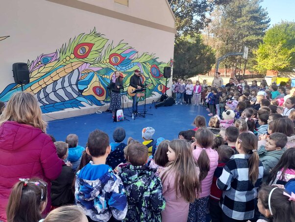 Óbecsén és Péterrévén adott koncertet a szegedi Csiga Duó Gyermekzenekar (Fotó: Bóbita Óbecsei Nagycsaládosok Egyesülete)