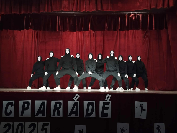 A péterrévei Dr. Kiss Imre Művelődési Kör középiskolás csoportja hip-hop koreográfiát mutatott be/Fotó: Kancsár Izabella