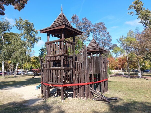 Az elkövetők több nehéz faoszlopot is kitörtek