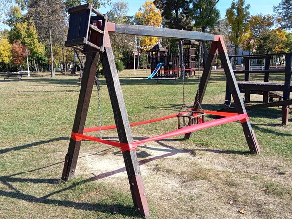 A hinta láncát leszakították