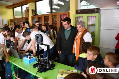 A bemutatókat megtekintette Radivoj Debeljački, polgármester és Munjin Szokola Erika igazgatónő is (Fotó: Paraczky László)