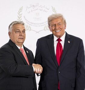 Orbán Viktor magyar kormányfő és Donald Trump amerikai elnök kezet fog a gázai övezeti tűzszüneti megállapodás aláírásának helyszínén (MTI/Miniszterelnöki Kommunikációs Főosztály)