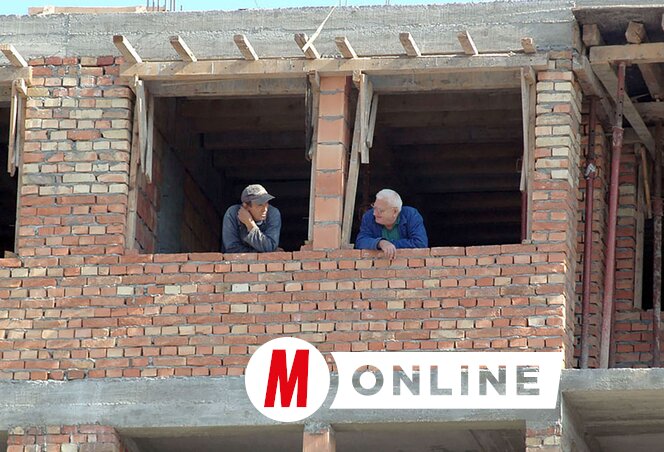 Az önkormányzat támogatja a hőszigetelés javítására irányuló kezdeményezéseket. Az új épületekbe új, jól szigetelő ablakokat szerelnek, de a régi, nem ritkán 60-70 éves lakóházakban gyakran még az eredeti nyílászárók igyekszenek kint tartani a telet. Leginkább felemás sikerrel, ugyanis a megvetemedett, kiszáradt ablakokat néha még csak be sem
lehet csukni rendesen, szigetelésről nem beszélhetünk. Az önkormányzati-minisztériumi támogatást általában a lakóközösség (házi tanács)
szintjén hagyják jóvá (Fotó: Ótos András felvétele)