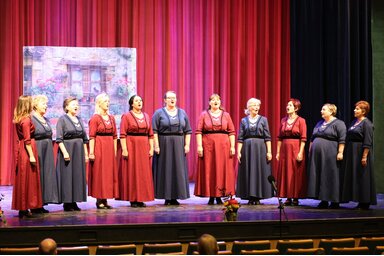 A péterrévei Margaréta Asszonykórus a XV. Vass Lajos Népzenei Verseny Kárpát-medencei döntőjén/Fotó: Vass Lajos Népzenei Szövetség/Facebook