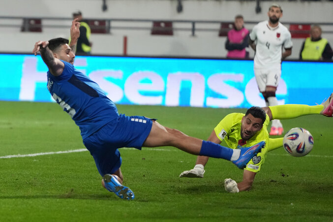 Mitrović (kékben) Albánia ellen még kihagyta a helyzetet, Andorrának viszont betalált (Fotó: Beta/AP)