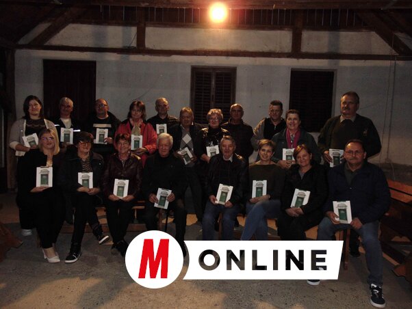 A riportalanyok tiszteletpéldányaikkal (Fotó: Vidács Hajnalka felvétele)