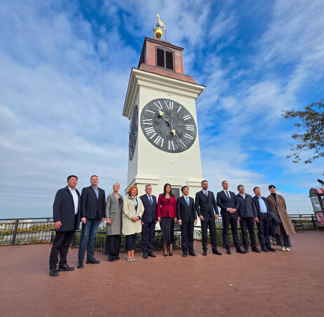 A találkozó után a pekingi delegáció megtekintette Újvidék kulturális
és természeti nevezetességeit, ellátogatott a Fruška gora Nemzeti Parkba, ahol megismerkedett a fenntartható turizmus helyi modelljével (Fotó: novisad.rs)