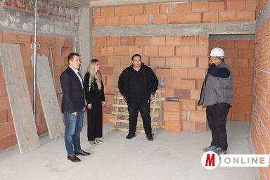 Radivoj Debeljački polgármester a kíséretével megtekintette az épülő óvodát (Fotó: Paraczky László)