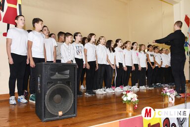 A szerb himnuszt az iskola felsősei énekelték (Fotó: Paraczky László)