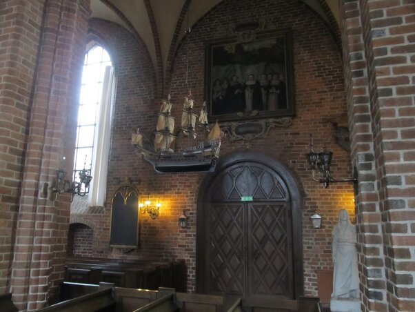 A templomokban hajók lógnak