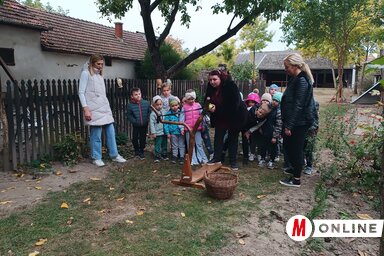 A programkoordinátor megmutatja, hogyan kell a méretes csúzlival játszani (Fotó: Kazinczy Paszterkó Diana felvétele)