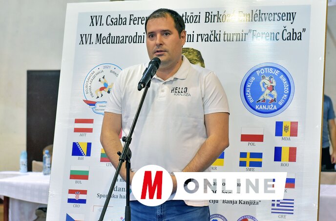 Fejsztámer Róbert, Magyarkanizsa község polgármestere is köszöntötte a birkózókat (Fotó: Gergely Árpád)