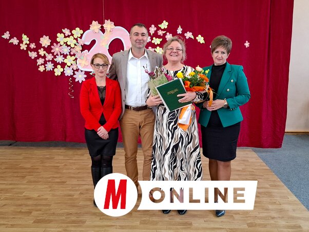 Oláj Ibolyát ajándékkal lepték meg a jubileum és az utolsó, általa szervezett Őszi találkozó kapcsán (Fotó: Kállai Göblös Nikoletta)