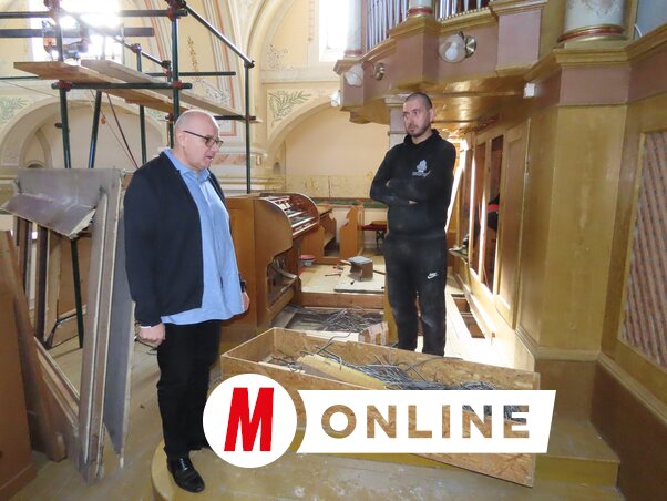 Vlč. Karolj Sunđi i i Tibor Apro pregovaraju o demontaži orgulja (fotografija Žolta Činčika)