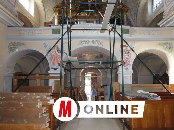 Ulaz u crkvu je bio naslagan demontiranim delovima orgulja (fotografija Žolta Činčika)