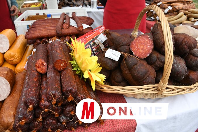 A rendezvényen kolbász és egyéb hústermék széles választéka várta az érdeklődőket