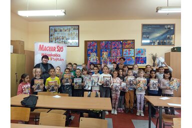 A Jó Pajtás szerkesztősége a horgosi harmadikosokkal/Fotó: Péter Edit