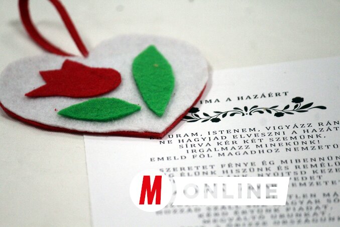 Ajándék minden résztvevőnek – A palicsi kézimunkaszakkör alkotása (Fotó: Benedek Miklós)