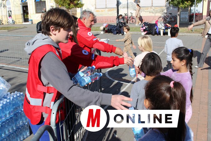 A Vöröskereszt önkéntesei is segédkeztek (Fotó: Paraczky László)