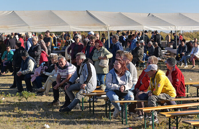 Délutánra sokan összegyűltek, hogy megnézzék a behajtást (Gergely Árpád felvétele)