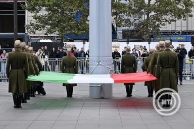 - Felvonták a nemzeti lobogót az Országház előtt. (Fotó: MTI/Máthé Zoltán)