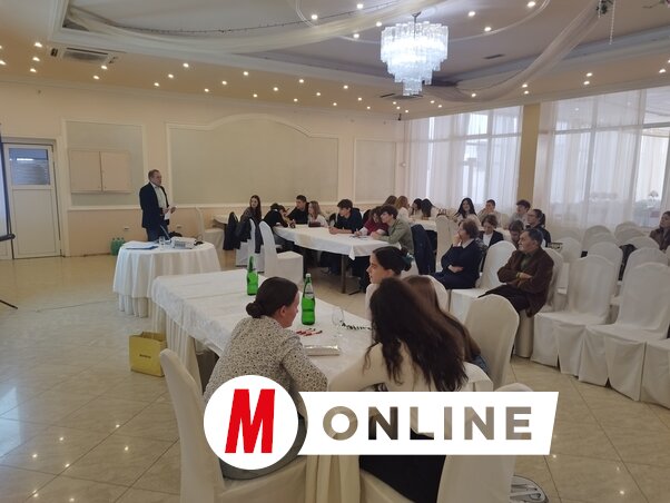 Dr. Balázs Géza nyelvész vezette a középiskolások játékos nyelvi vetélkedőjét (Fotó: Csincsik Zsolt felvétele)