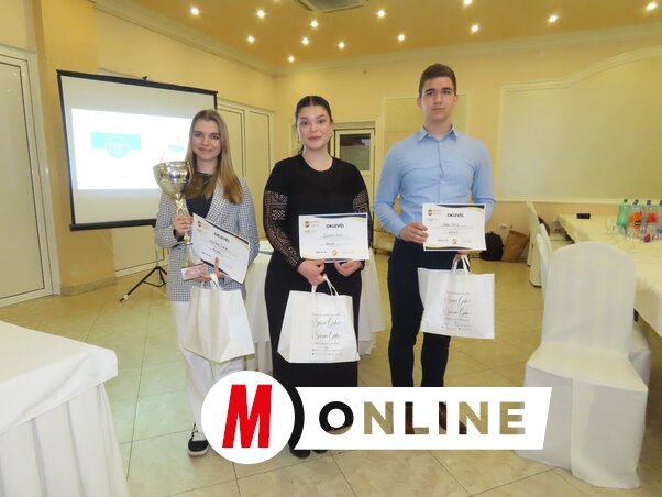 A beszédverseny díjazottjai: Alács Varró Emese, Sándor Heidi, Kádas Dávid (Fotó: Csincsik Zsolt felvétele)