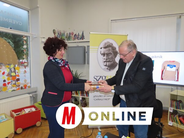 Maksó Éva könyvtárigazgató átvette Lőrincze Lajos hagyatékából származó dokumentumokat Lőrincze Pétertől