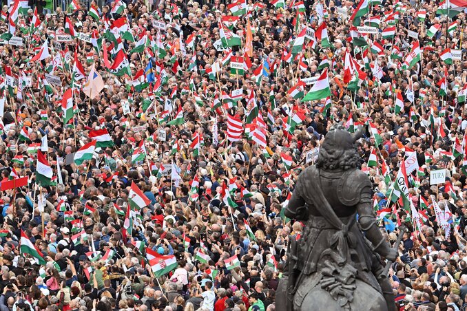 Az 1956-os ünnepi megemlékezés résztvevői az Országház előtt (Fotó: MTI/Illyés Tibor)