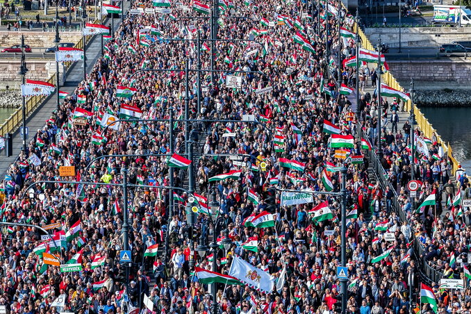 A Békemenet résztvevői átvonulnak a budapesti Margit hídon (Fotó: MTI/Czeglédi Zsolt)