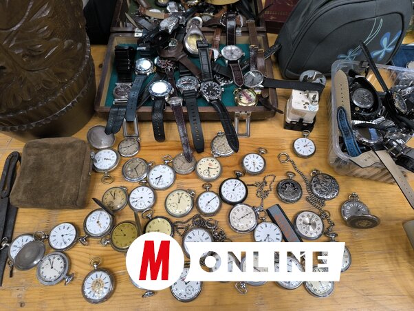 A régiségvásáron számos zsebóra és karóra idézte meg a régi idők eleganciáját (Fotó: Dér Dianna)