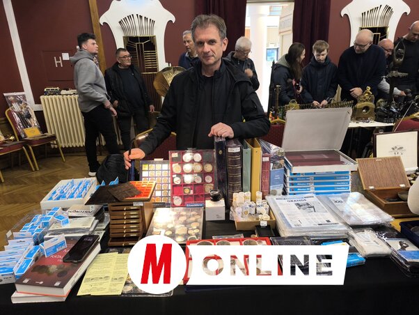 A szegedi Gyarmati Ferenc már gyerekként érdeklődni kezdett a numizmatika iránt. Szenvedélye azóta is tart, régi és modern pénzeket, emlékérméket, valamint a hozzájuk tartozó tárolóeszközöket is gondosan összegyűjti. Kollekciójában igazi ritkaságok, akár 100–200 éves darabok is megtalálhatók (Fotó: Dér Dianna)