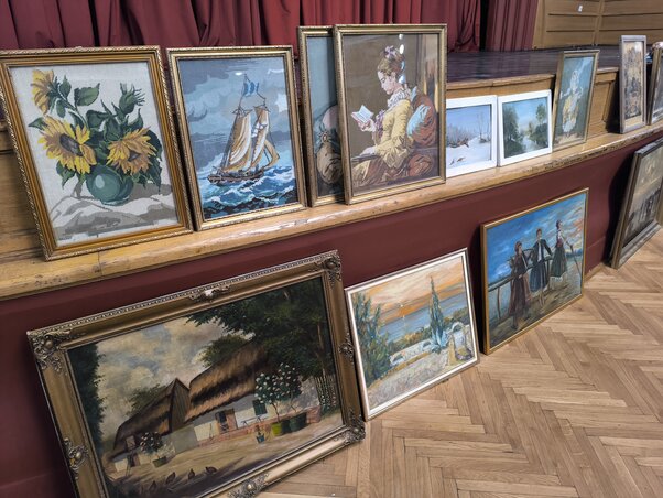 A régiségvásáron a képek is a múltat őrizték. Minden vászon mögött egy történet, minden keretben egy korszak emléke van (Fotó: Dér Dianna)