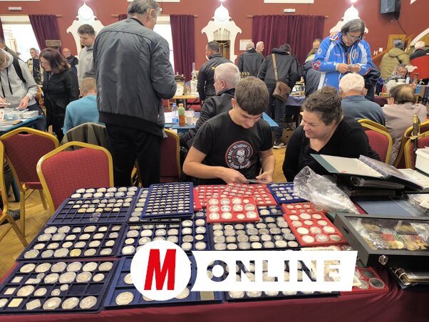 A numizmatika szerelmesei is összegyűltek, hogy megosszák egymással a múlt pénzeiben rejlő történelmet és értéket (Fotó: Dér Dianna)