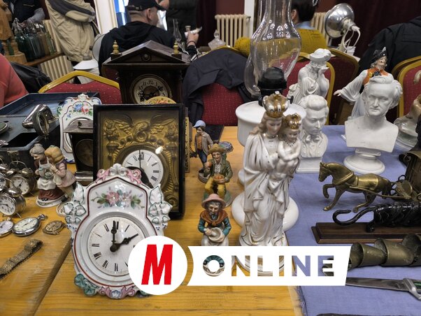 Régi órák, porcelánszobrok és antik dísztárgyak sorakoznak az asztalon (Fotó: Dér Dianna)