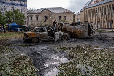 Kiégett autók hevernek egy udvaron az orosz támadást követően Kijevben (Fotó: AP via Beta) Kiégett autók hevernek egy udvaron az orosz támadást követően Kijevben (Fotó: AP via Beta)