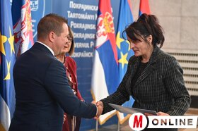 Iskolafelújításra vonatkozó támogatási szerződések átadása a tartományi kormányban