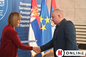 Iskolafelújításra vonatkozó támogatási szerződések átadása a tartományi kormányban