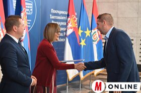 Iskolafelújításra vonatkozó támogatási szerződések átadása a tartományi kormányban