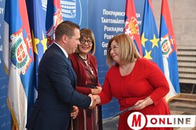 Iskolafelújításra vonatkozó támogatási szerződések átadása a tartományi kormányban