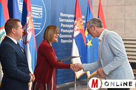 Iskolafelújításra vonatkozó támogatási szerződések átadása a tartományi kormányban