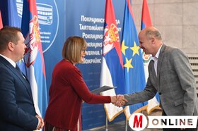 Iskolafelújításra vonatkozó támogatási szerződések átadása a tartományi kormányban